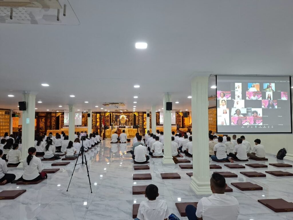 Peserta doa bersama di Vihara Buddhayana Batam