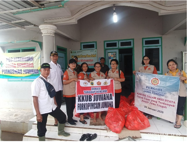 Membantu menyalurkan nasi bungkus ke Lokasi Banjir Desa Bumirejo