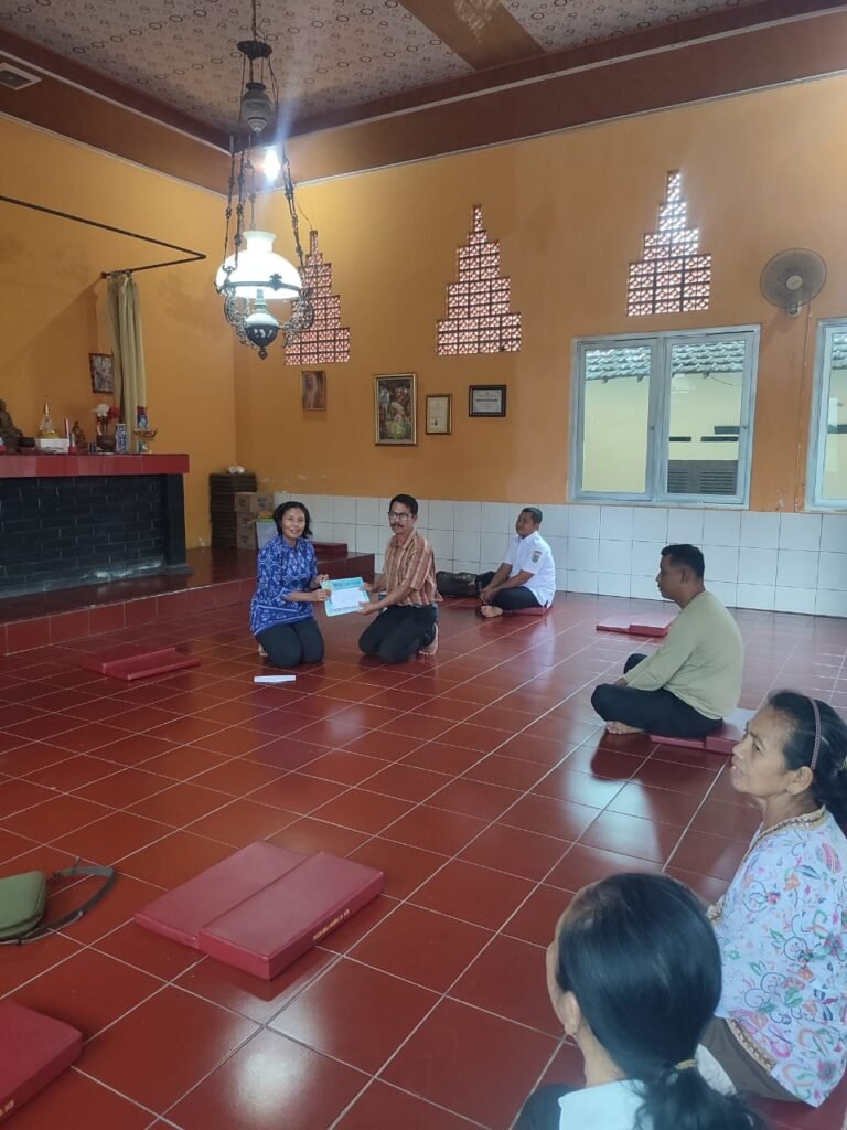 Penyerahan bantuan oleh Sie Sosial PD PERGABI Jawa Tengah kepada umat Buddha Vihara Dhammadipa Colo Kudus