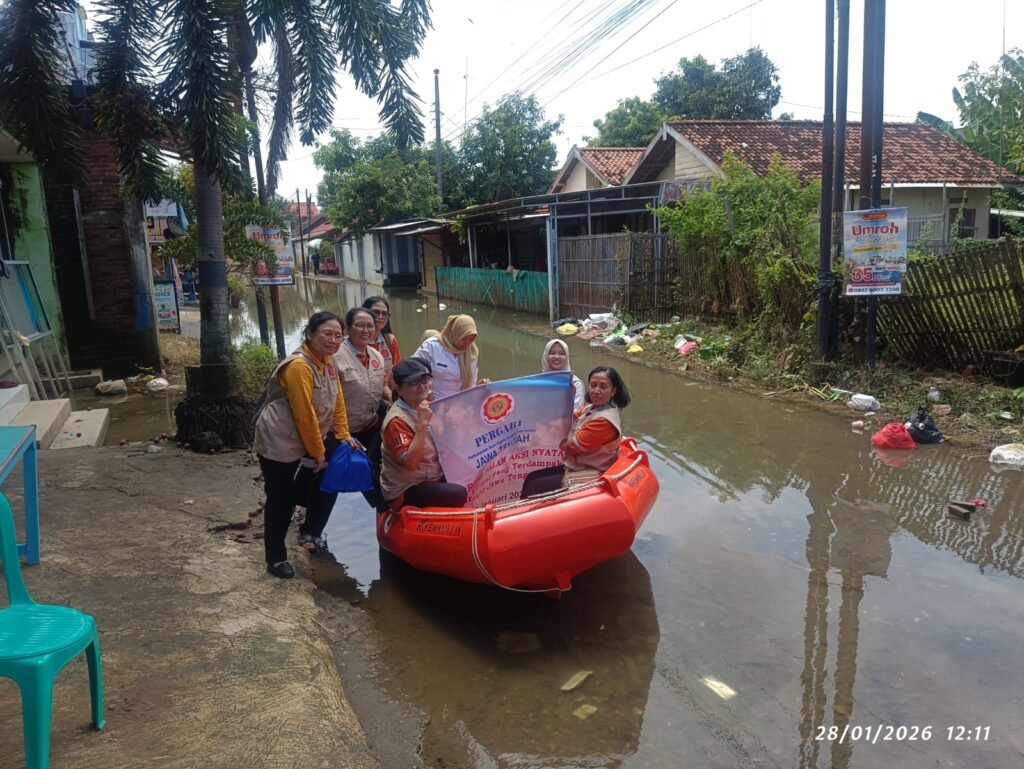 Membantu menyalurkan nasi bungkus ke Lokasi Banjir Desa Mintomulyo