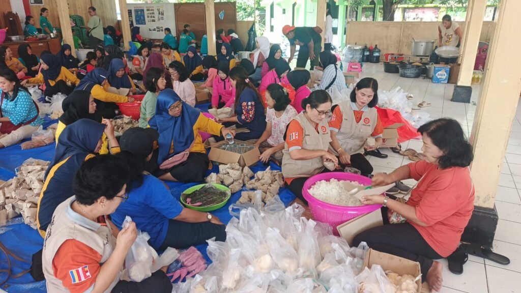 Membantu di Dapur Umum