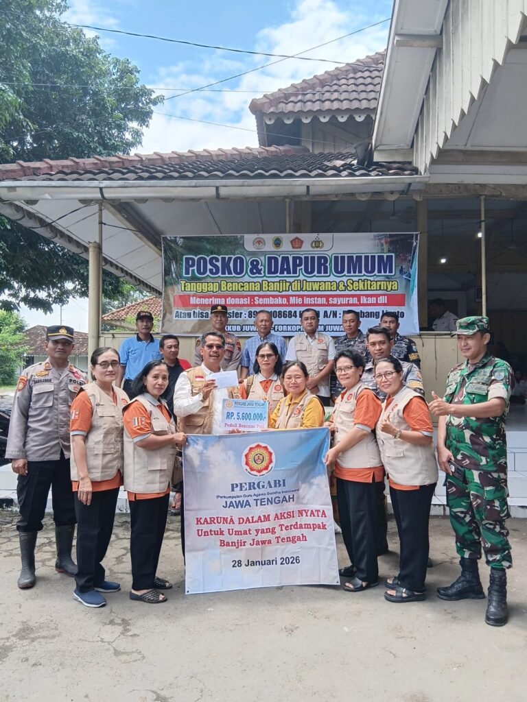 Penyerahan bantuan oleh ketua PD PERGABI Jawa Tengah kepada Camat Juwana